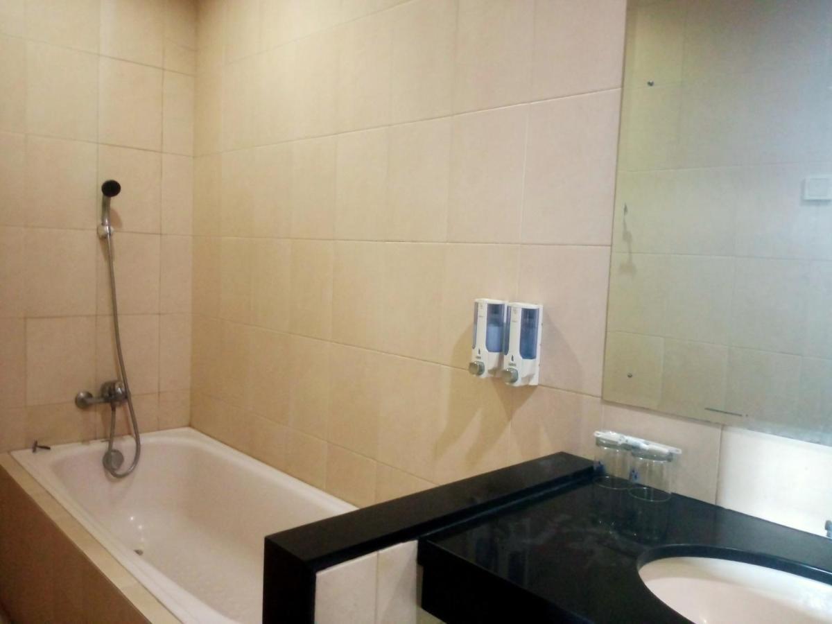 Oyo 90102 Edotel Hotel By Dbest Hospitality Bandung Extérieur photo